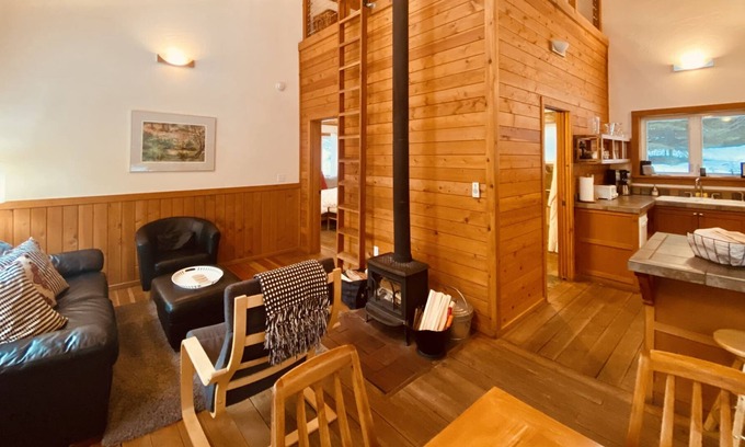 Ashland Cabin | BookStayHop - #1A Chinquapin Mountain ~ Green Springs Cabins ~ Jacuzzi Tub~ Kitc