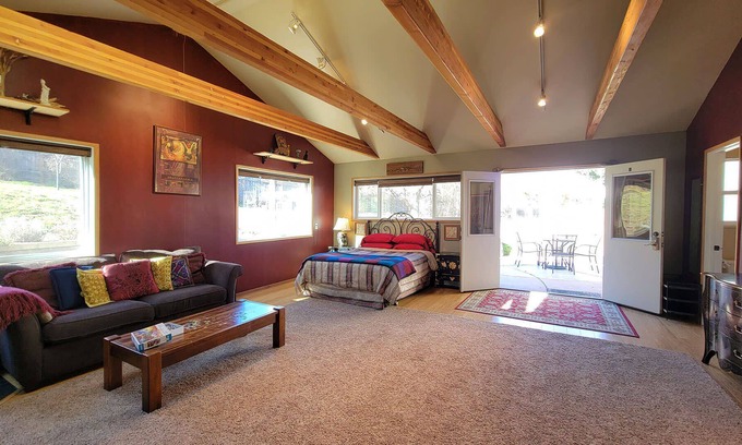 Talent Apartment | BookStayHop - Crescent Moon Studio ~With Outdoor Space and Mountain Views!