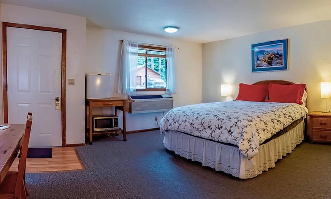 Ashland House | BookStayHop - Green Springs Inn Compound ~ Sleeps 8 ~Jacuzzi
