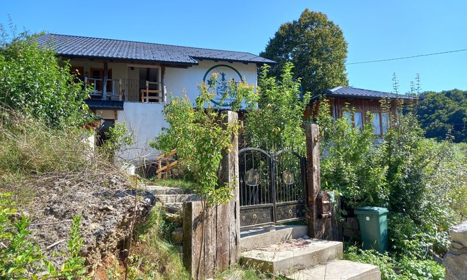 Kulen Vakuf Apartment | Bosnian house next to the Una river, with a view of the old Ostrovica fortress