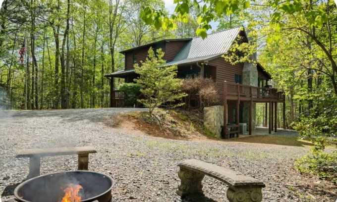 My Mountain Cabin | Boujee Bear Lodge - A peaceful cabin getaway!