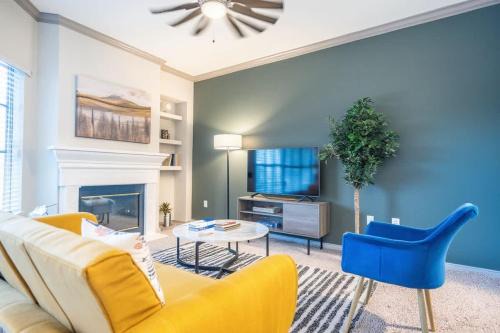 Willow Run Apartment | Boulevard Stays Peaceful 1BR King Suite Pool Parking Gym 02