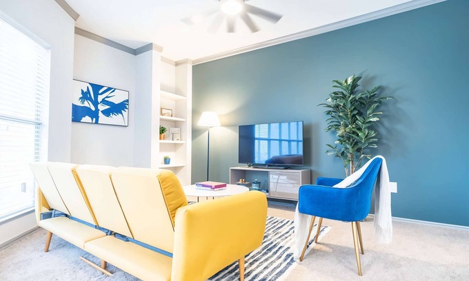 Willow Run Apartment | Boulevard Stays Relaxing King Suite 1BR with Pool, Gym & Parking