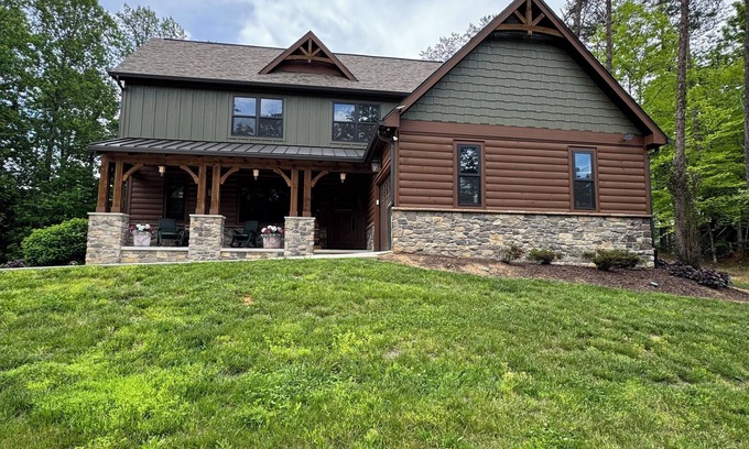 Townsend Cabin | Bourbon Bear ~ A Luxury Cabin ~ Rustic, Charming & Cozy in the Heart of Townsend