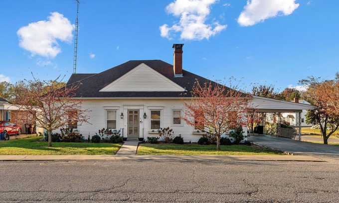 Springfield House | Bourbon & Beyond Sep Specials+ Fire Pit+ Hot Tub!