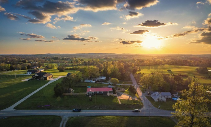 Nazareth House | Bourbon Blue - Bourbon Trail Getaway - 8 minutes from Downtown Bardstown!