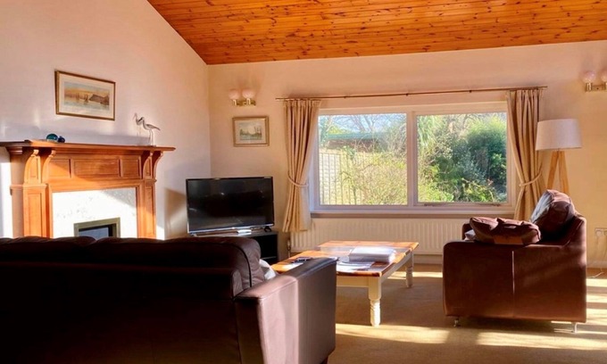 Mudeford House | BOURNECOAST: 4 Bedroom House in Mudeford with large garden and parking -HB6277
