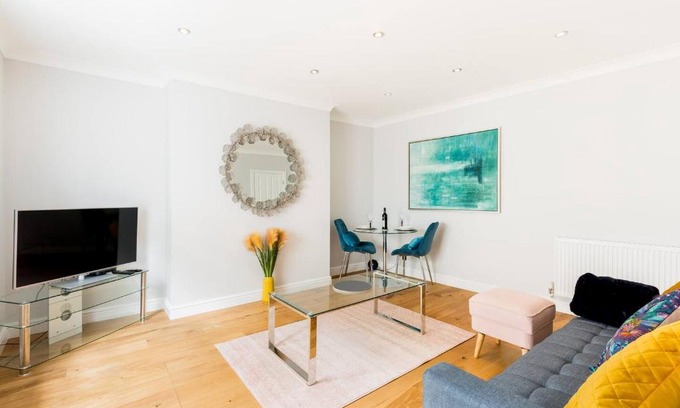 Leamington Spa Apartment | Boutique Basement 1 Bed Flat, central location, free parking, Wi-Fi, Sky, Netflix