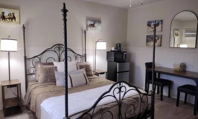Ocala Hotel | Boutique hotel in historic downtown Ocala: Queen