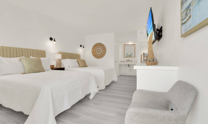 Deerfield Beach Hotel | Boutique Hotel 2 double beds with POOL, LOCATION! 1 block to BEACH/Restaurants