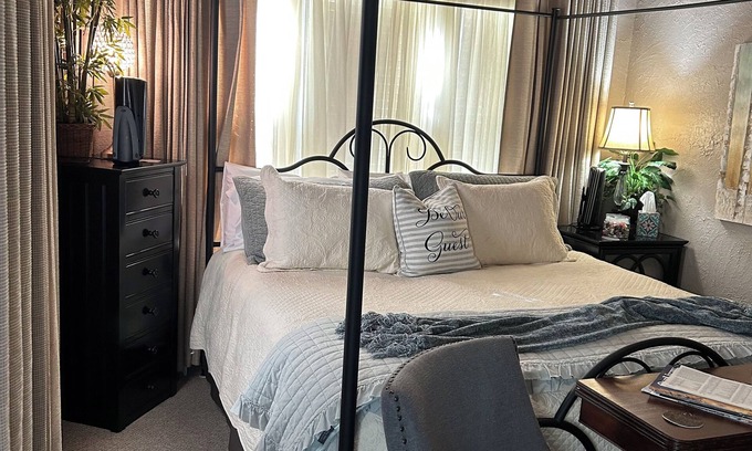 Kerrville House | Bow-wood Suite @ BoisD’Arc Bungalow & Suites - Rustic/Romantic Getaway