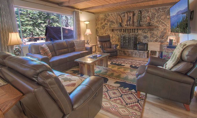 Lower Kingsbury House | Bowers Mansion- 5 min to Casinos, Beaches, Heavenly, Sunny Deck (NVH0817)