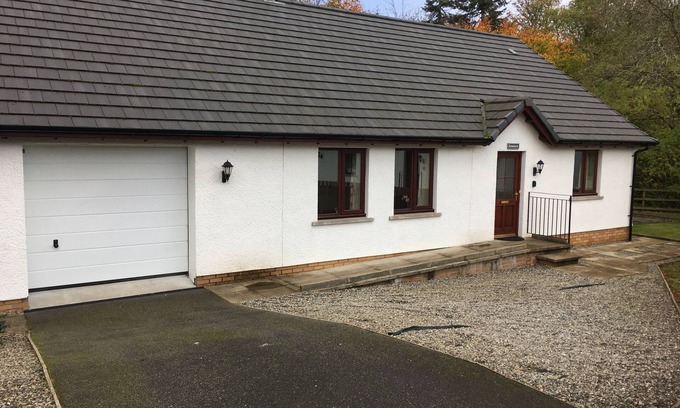 Fort Augustus House | Bowmore Bungalow sleeping up to 6 guests - pet friendly