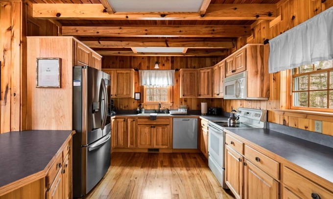 Vanderbilt House | 🎀 Bows Lakeside Cabin - 4000sqft. Dock. Cinema. Firepit ➠ 9776