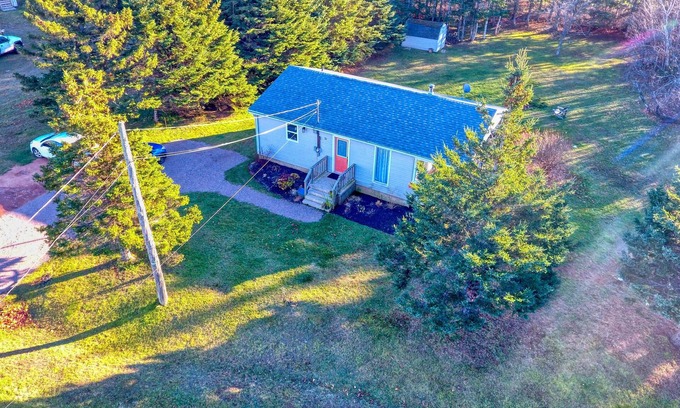 Brackley Beach Cottage | Brackley Beach retreat- 2 min from the beach Open windows 2 feel an ocean breeze