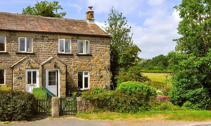 Fearby Cottage | Bramblewick Cottage - Near Masham - 2-bed cottage with log-burner (Dog-friendly)