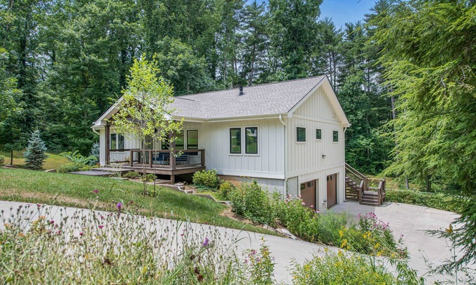 Asheville House | Brand New - 10 Min to Downtown. Luxury high-end finishes. Private Hot Tub & Arcade