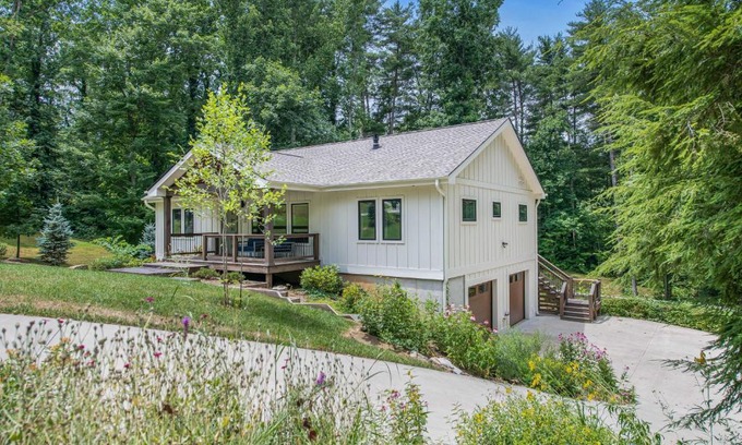 Asheville House | BRAND NEW 10 Min to Downtown and Private HOT TUB and Arcade