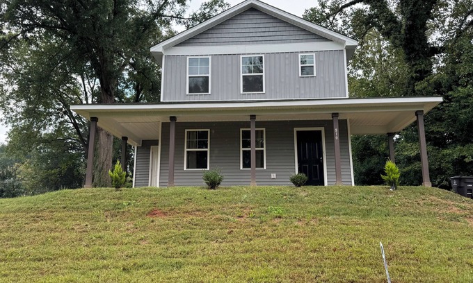 Winston - Salem House | Brand New 3-bedroom house with WiFi, WFU events and Furniture Market ready!