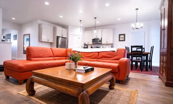 Victor House | Brand New 3 BR Vacation Home on a Golf Course