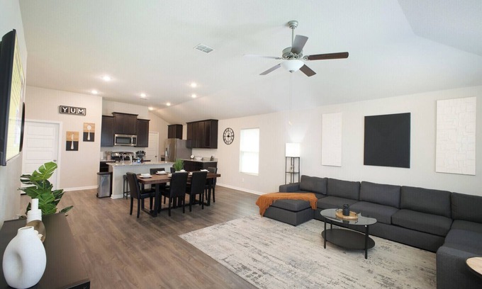 San Antonio House | Brand-New 3BR Brooks Extended Stay W/D WiFi!