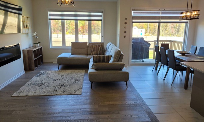 Wasaga Beach House | Brand new 5 BR bungalow, 15 minutes to the beach, ski hills, casino, hiking!