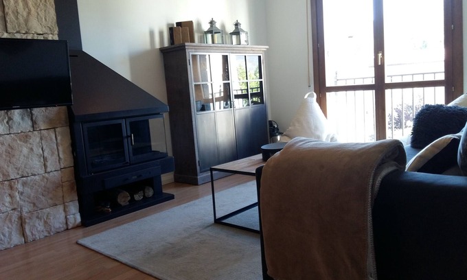 Jaca Condo | BRAND NEW APARTMENT, CENTRAL, WITH GARAGE SQUARE AND POOL. (WIFI)