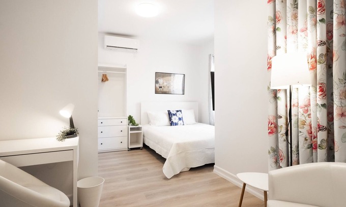 Queens Apartment | Brand New Beaut 3-4 bdrm 4 bath! Outdr Kit! Free Parking!