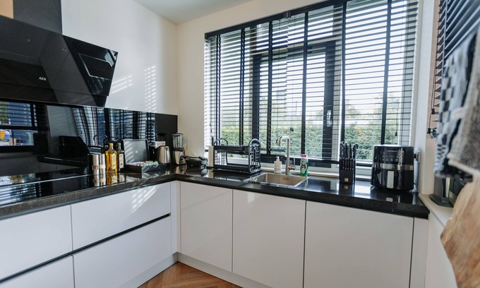 Slotervaart Villa | Brand new Bright & Luxurious 6 Bedroom /12 bed Villa in Amsterdam