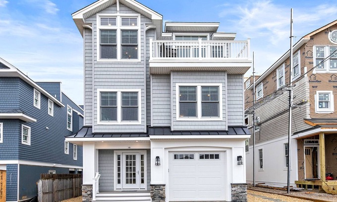 North Beach Haven House | Brand-new build, 6 doors to the beach, salt water pool