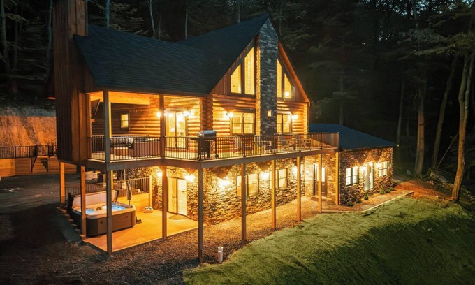 McHenry Cabin | Brand NEW Build! Five Master Suites~Bunk Room~INDOOR POOL, Game ROOM & Hot Tub!