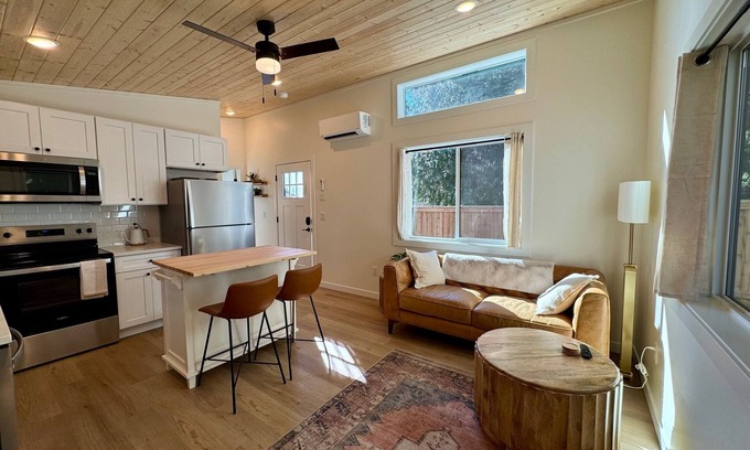 Hayhurst House | BRAND NEW Charming and private Backyard ADU 1-bedroom, 1-Bath w/Tesla Charger