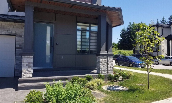 Willoughby House | Brand new entire Luxury Bright & Spacious 4-Bedroom 6 beds Home