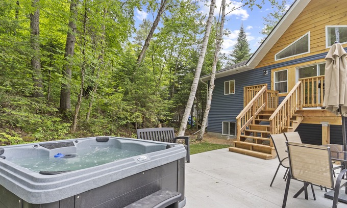 Huntsville Cottage | Brand New Fun-Packed Muskoka Cottage with a Hot Tub near River