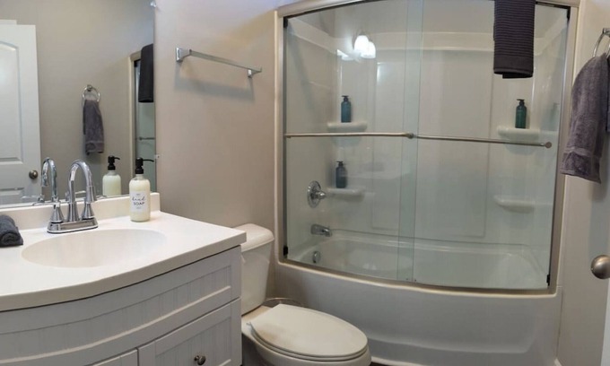 Hidden Valley House | Brand New Home ★ Huge Private Yard ★ Sleeps