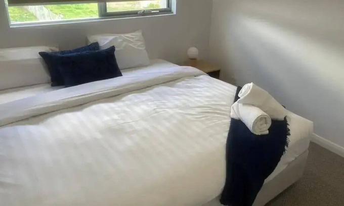 Wagga Wagga Apartment | Brand new lux 3 bedroom townhouse located opposite the Wagga Wagga Racecourse.