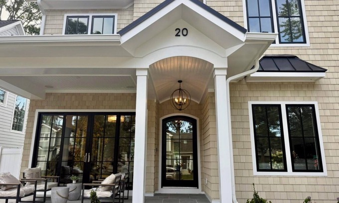 The Pines House | Brand New Luxury oasis -weekly rates!