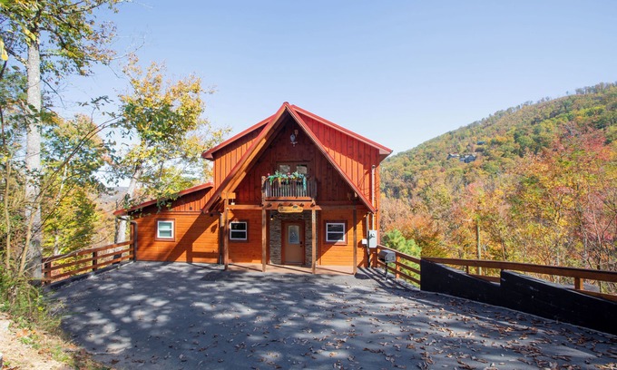 Gatlinburg Cabin | Brand NEW Luxury 5/5.5 Cabin! Great Mountain View, Indoor Pool, Fireplace.