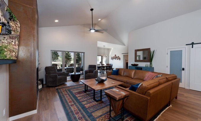 Trimble House | Brand New Luxury Home 12 min. to Durango - AC - Hot Tub/Fire Pit - Mtn. Views