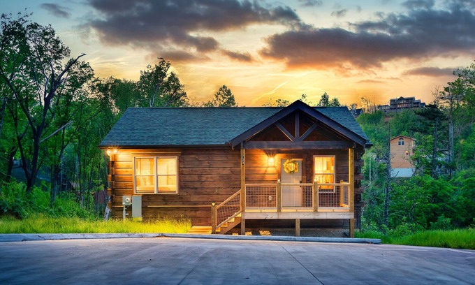 Chalet Village North Cabin | Brand New Modern Cabin! Hot Tub + Fireplace! Near GSMNP + Downtown!