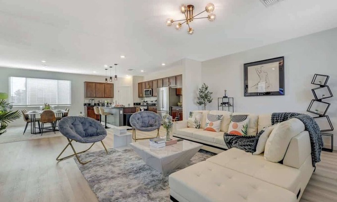 Spring Valley House | Brand New Modern & Luxe 5BR House Minutes to Strip