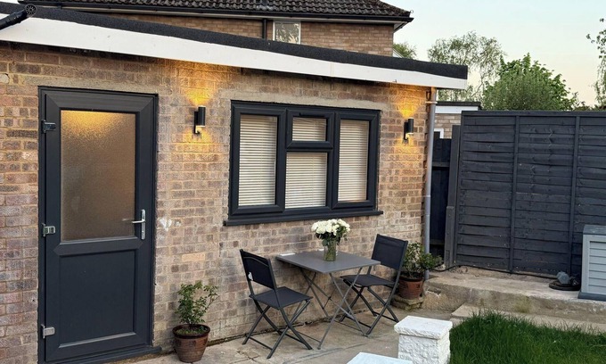 Woodley Apartment | Brand New Renovated- Free Parking- Garden- SmartTV