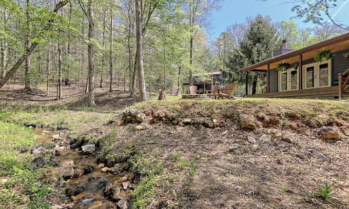 Morganton Cabin | BRAND NEW! Romantic bungalow w/hot tub- minutes from downtown Blue Ridge