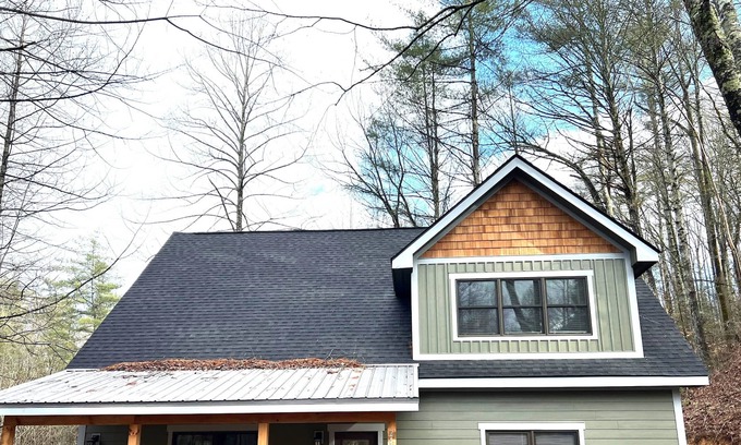 Gatlinburg - Pigeon Forge Ski Chalet | BRAND-NEW!! RUSTIC CHALET - GAME ROOM, HOT TUB, PRIVATE LOT - 8 MINS TO PARKWAY!