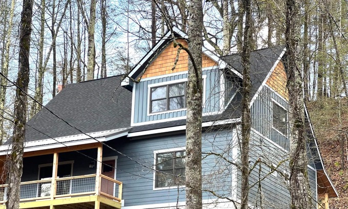 Gatlinburg - Pigeon Forge Ski Chalet | BRAND-NEW!! RUSTIC CHALET - GAME ROOM, HOT TUB, PRIVATE LOT - 8 MINS TO PARKWAY!