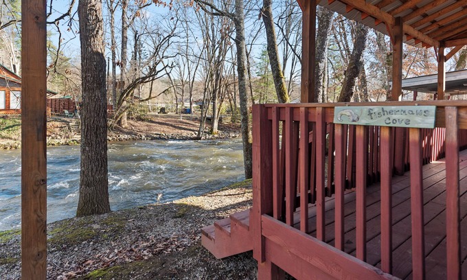 Cherokee RV Rental | Brand New RV Creekside Retreat - Walk to the GSMNP!