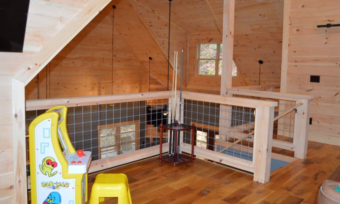 Gatlinburg - Pigeon Forge Ski Chalet | BRAND-NEW! SISTER CHALETS - GAME ROOM, HOT TUB, PRIVATE LOT - 8 MINS TO PARKWAY!