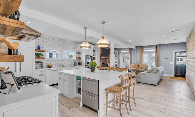 Rumson House | BRAND NEW Stunning Sea Bright 4/4 Home By Beach - Huge Deck! Professionally Run!