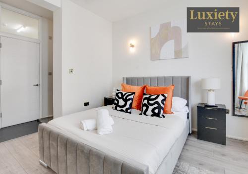 Southend-on-Sea Apartment | Brand New Stylish & Chic Studio City Centre Nr High St by Luxiety Stays