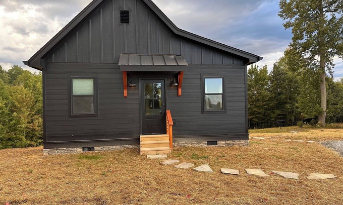 Keslers Cross Lanes Cottage | Brand New! The Cottage at Sunset Farm